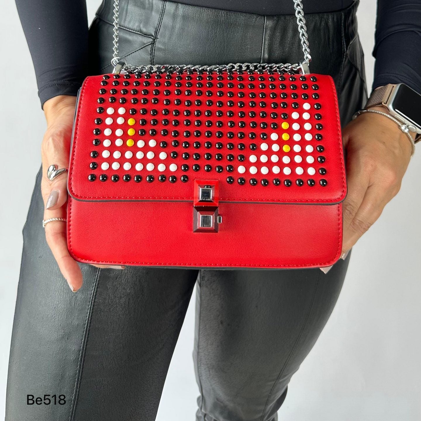 Bolso rojo apliques negro ojos blanco cadena plateado 22cm* 9cm* 17cm C-23196